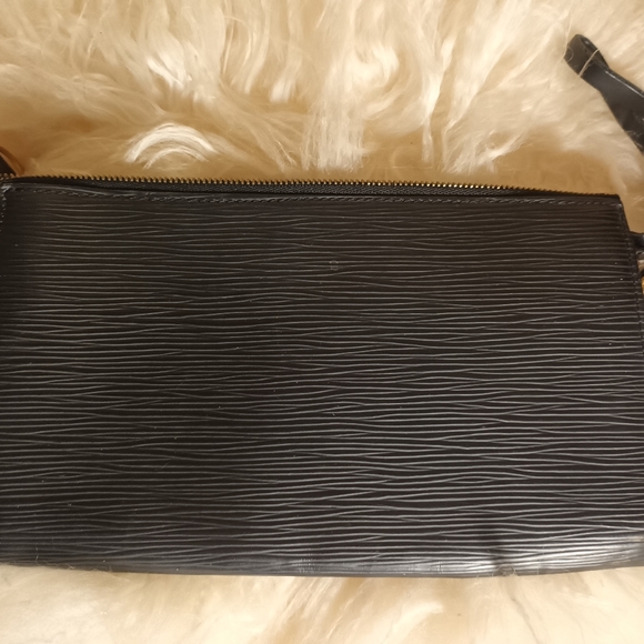 LOUIS VUITTON Epi Leather Pochette Accessoires Black - Picture 2 of 16